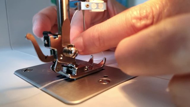 Une couturi&egrave;re confectionnant des masques en tissu de protection contre le coronavirus