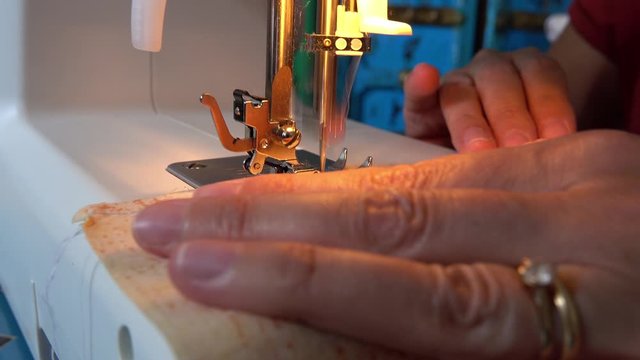 Une couturi&egrave;re confectionnant des masques en tissu de protection contre le coronavirus