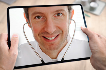 Docteur médecin en téléconsultation avec tablette et main du patient à domicile