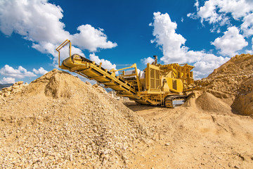 Transformation of stone and rock into gravel in a quarry