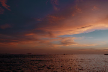 Naklejka premium Amazing beach sunset with endless horizon.