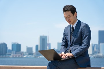 スーツを着たビジネスマン