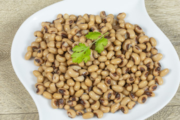 haricot oeil noir cuit dans une assiette