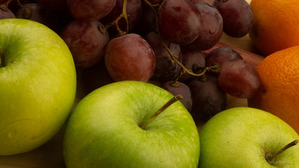 Świeże owoce na desce.