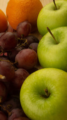 Świeże owoce na desce.