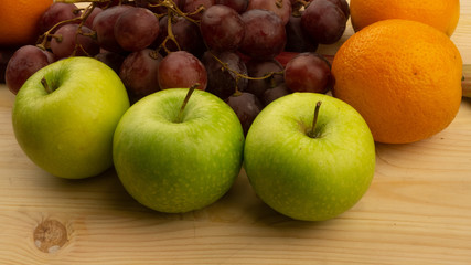 Świeże owoce na desce.