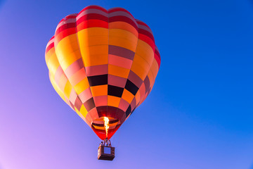 Naklejka premium Close up hot air balloon flying up on cosmos field with blue sky background