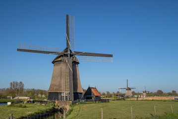 Fototapeta na wymiar Tradycyjny, holenderski wiatrak nad kanałem wodnym, Alkmaar w Holandii Północnej.