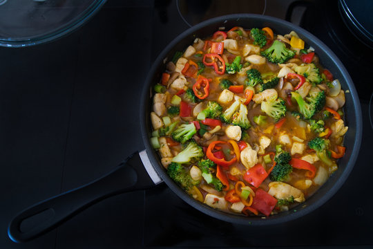 Frische Gem&uuml;sepfanne H&auml;hnchenpfanne Thai H&uuml;hnchen, Rezeptbild, Low Carb
