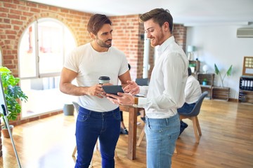 Fototapeta premium Pracownicy biznesu uśmiechnięci szczęśliwi. Stojąc z uśmiechem na twarzy, pracując razem przy użyciu tabletu w biurze