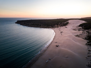 Atardecer en la playa de bolonia junto con su duna