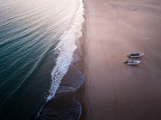 Barcas a la orilla del mar