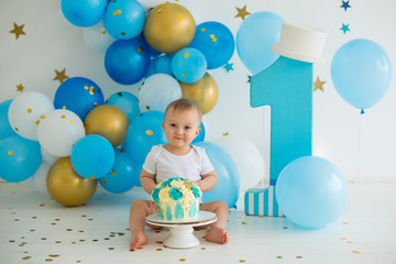Fototapeta na wymiar Boy crash cake at first birthday