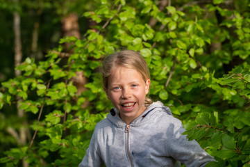 Mädchen beim unbeschwerten Spielen im Wald