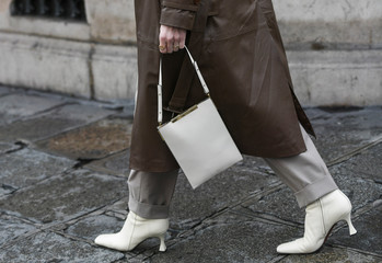Street style accessories – White leather high heel boots and handbag  – StreetStyleFW2020
