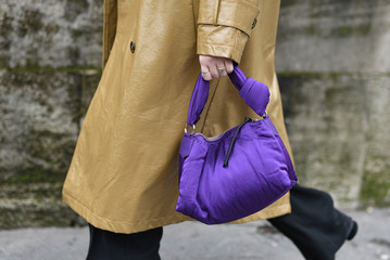 Street style accessories – Purple puffer handbag – StreetStyleFW2020 © agcreativelab