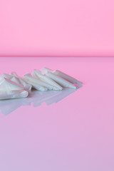 ピンク背景に置かれたレジ袋、縦撮影