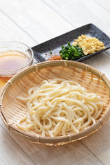 薬味がある冷やしうどん（縦撮影）
