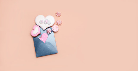 The envelope for writing is filled with gingerbread gingerbread in the form of hearts of different forms.