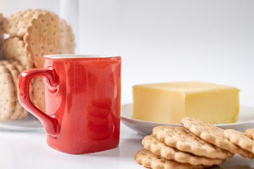 Fototapeta na wymiar red coffee cup with cookies on background