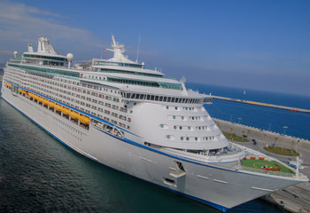 Kreuzfahrtterminal mit dem Kreuzfahrtschiff 