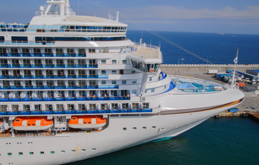 Kreuzfahrtterminal mit dem Kreuzfahrtschiff 
