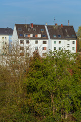 Moderne Wohnhäuser, Mehrfamilienhäuser mit bäumen im Frühling, Wohngebäude. Deutschland, Europa