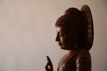 Budda, busto in legno di provenienza indiana, scultura isolata spazio per testo