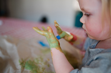 kleines Kind malt mit bunter Fingerfarbe Kindergartenkind Beschäftigung Wasserfarben