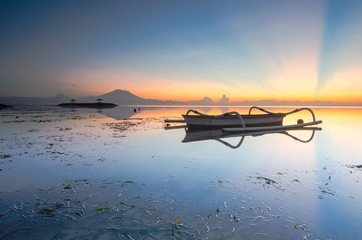 Fototapeta na wymiar Sanur Sunrise with Indonesian traditional boat