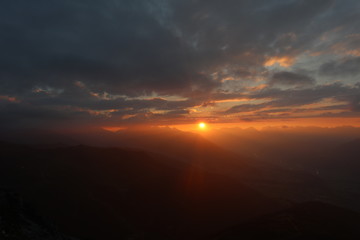 Sonnenuntergang in den Bergen 