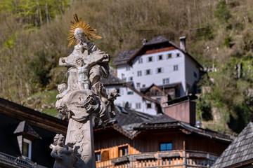 Obraz premium Hallstatt - Brunnen mit Dreifaltigkeitssäule