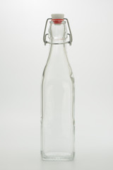 Botella con tapón sobre fondo blanco