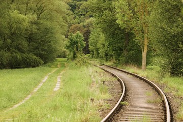 Fototapeta na wymiar alter Schienenweg und Feldweg im Frühling