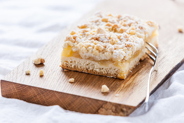 Apfelstreuselkuchen serviert auf einem Eichebrett