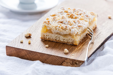 Apfelstreuselkuchen serviert auf einem Eichebrett