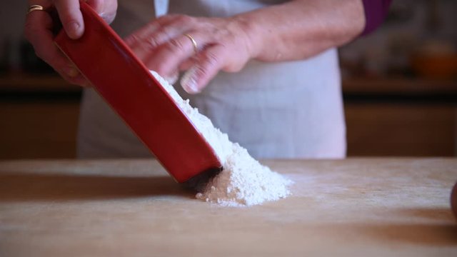 Fasi di preparazione della pasta italiana con uova e farina 