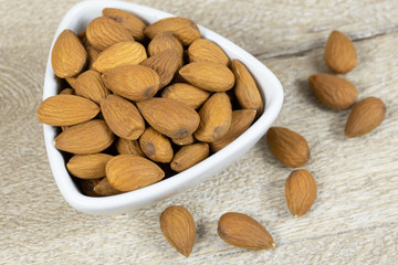 plat d'amandes entières sur une table