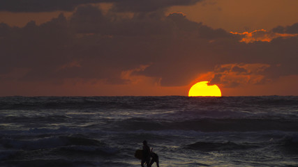 Naklejka na ściany i meble Coucher de soleil et surfeurs sur la côte atlantique, à Moliets-et-Maâ