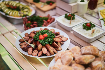 Kiełbasa na talerzu 