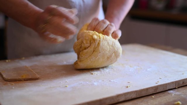 Fasi di preparazione della pasta italiana con uova e farina 