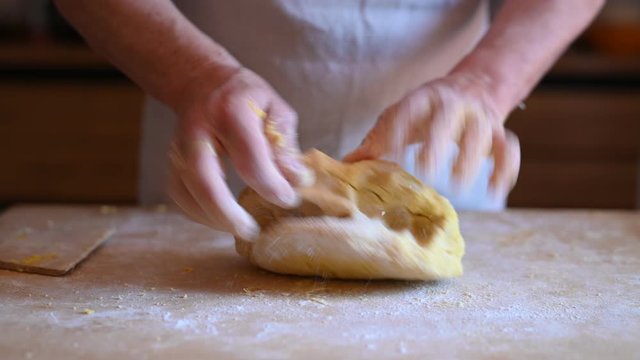 Fasi di preparazione della pasta italiana con uova e farina 