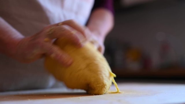 Fasi di preparazione della pasta italiana con uova e farina 