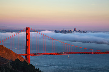 Obraz premium Low Fog in Golden Gate Bridge, San Francisco