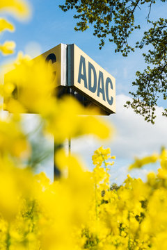 Werbebanner des ADAC an einem Verkehrs&uuml;bungsplatz des ADAC neben einem in voller Bl&uuml;te stehenden Rapsfeld
