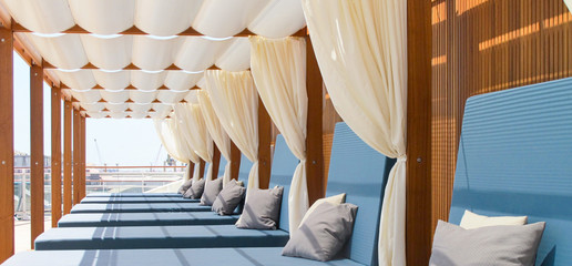 Ruheliegen oder Cabanas auf Sonnendeck von Luxus Kreuzfahrtschiff während Traumurlaub auf MS...