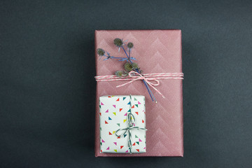 Geschenke bunt und kreativ verpacken für festliche Anlässe wie Geburtstag auf schwarzen Untergrund