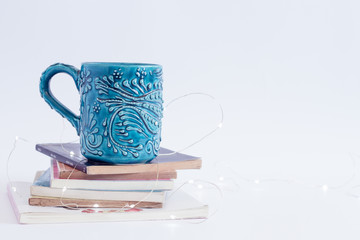Taza con motivos turcos y libros con lentes 