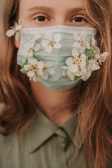 Obraz na płótnie Canvas girl in mask with flowers