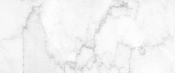 Fototapeta premium Marmurowy granit biały panorama tło powierzchnia ściany czarny wzór graficzny abstrakcyjny jasnoszary na podłogę ceramiczny blat tekstura płyta kamienna gładka płytka srebrny naturalny.